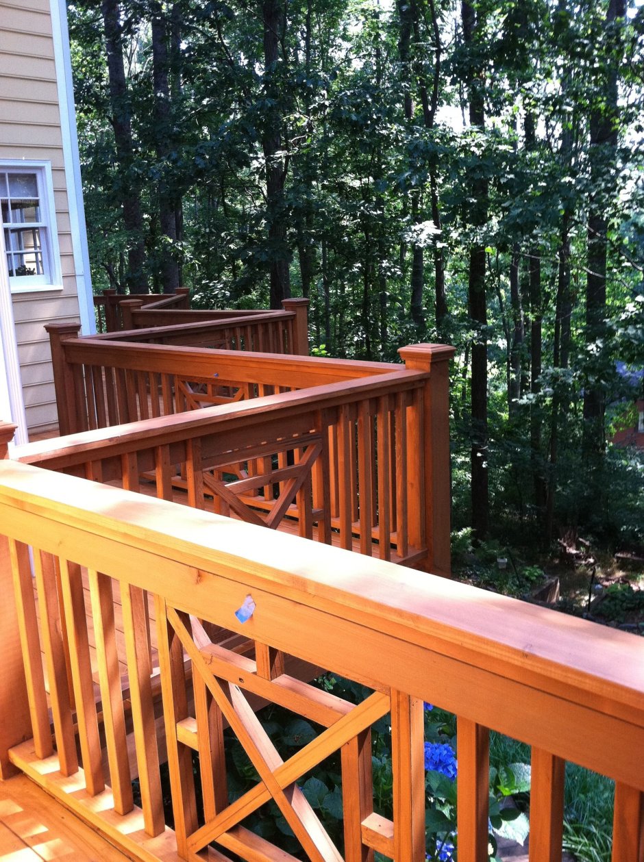 Деревянные перила на балкон