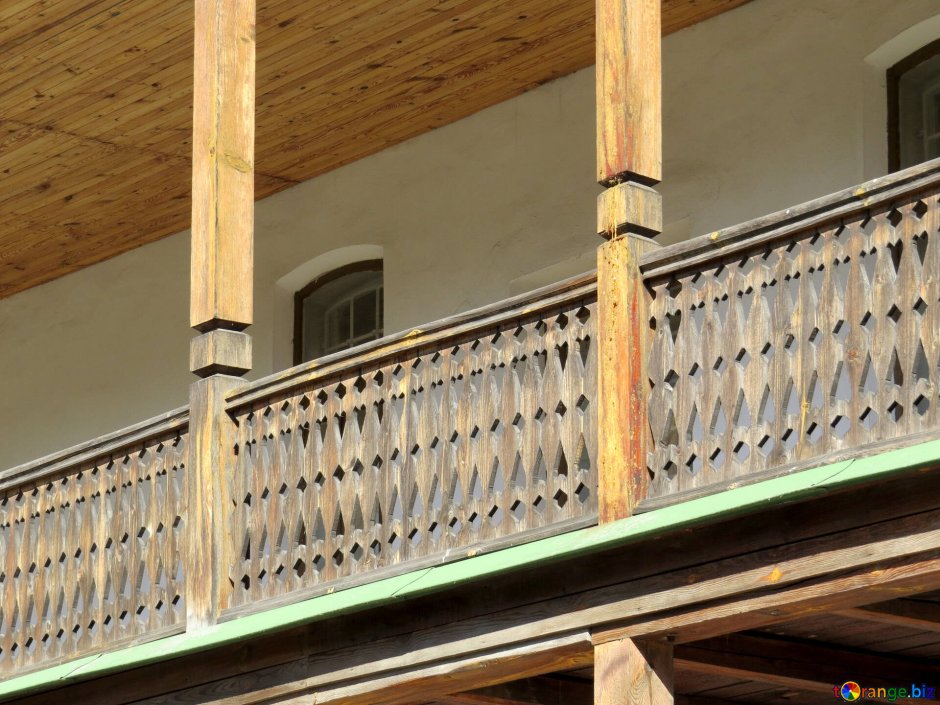 Деревянное ограждение балкона