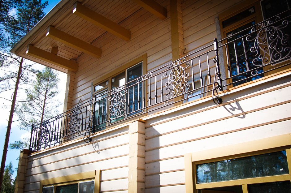 Ограждение балкона из дерева в частном доме