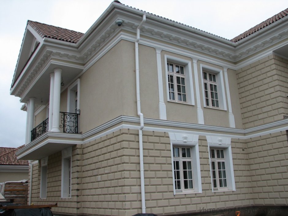 Кирпичный дом с фасадной лепниной
