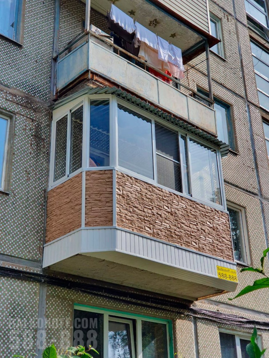 Коричневый балкон снаружи