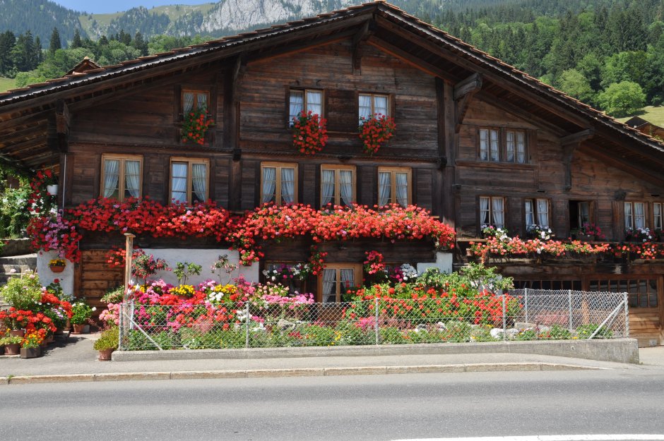 Сельский домик в горах швейцарии