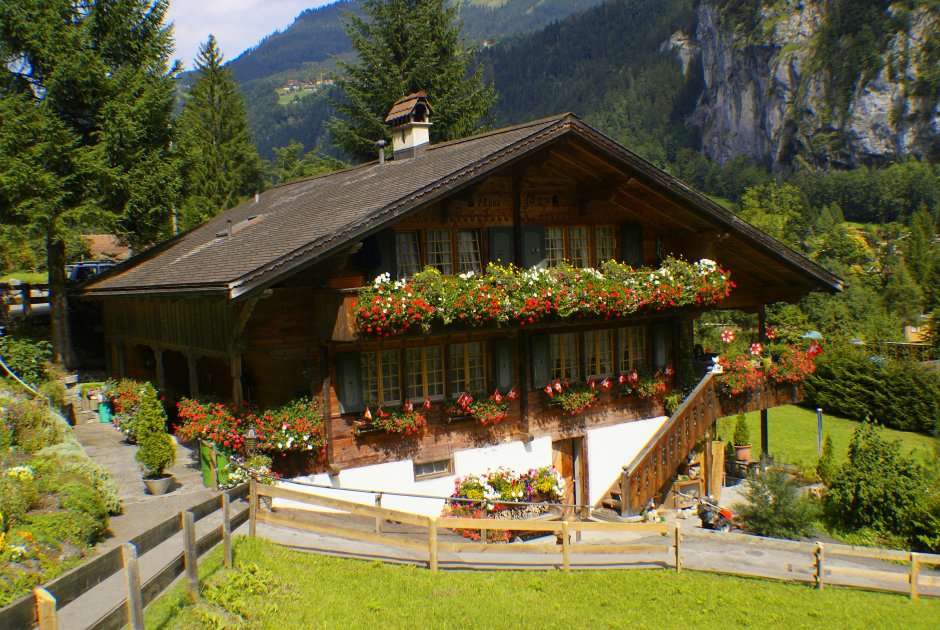 Одинокий дом в горах Швейцарии