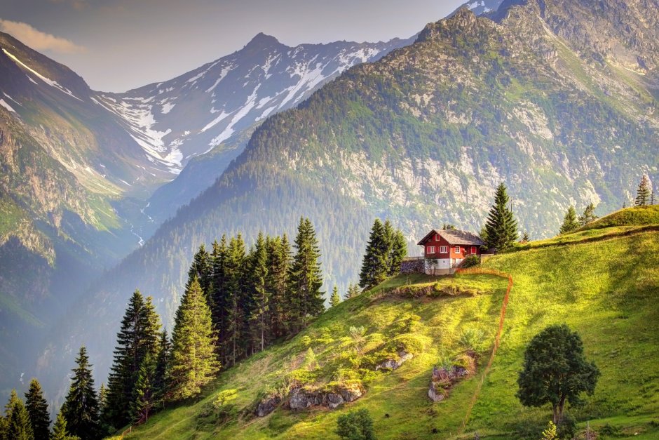 Сельский домик в горах Швейцарии
