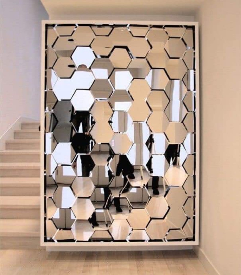 Декоративное панно из зеркал на стене