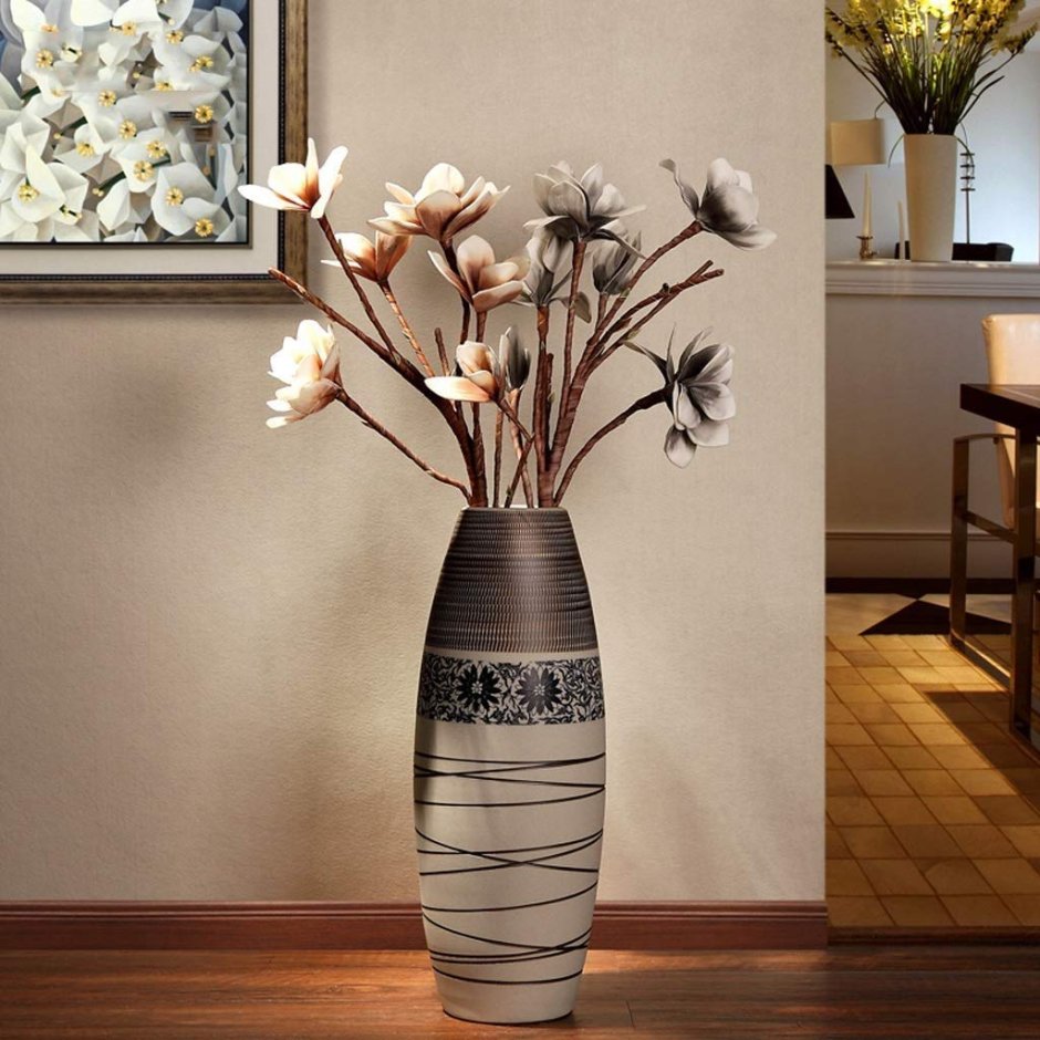 ваза с искусственными цветами в интерьере