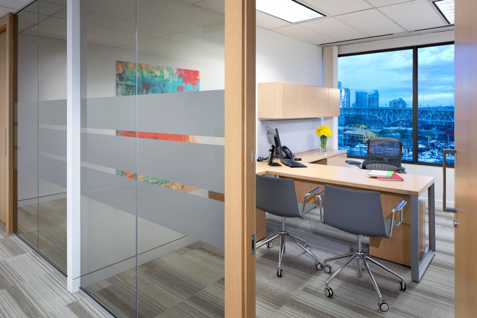 Офис со стеклянными перегородками и переговорной