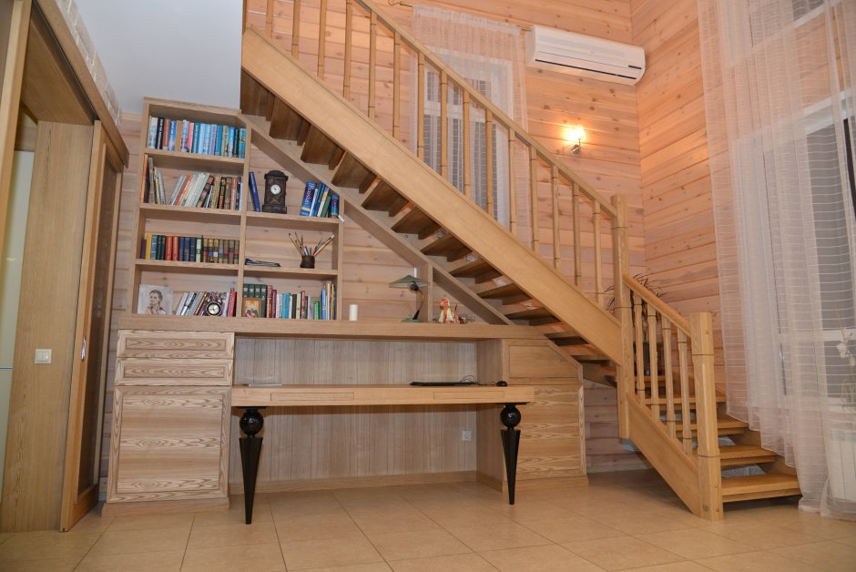 Лестница на второй этаж двухмаршевая с площадкой деревянная