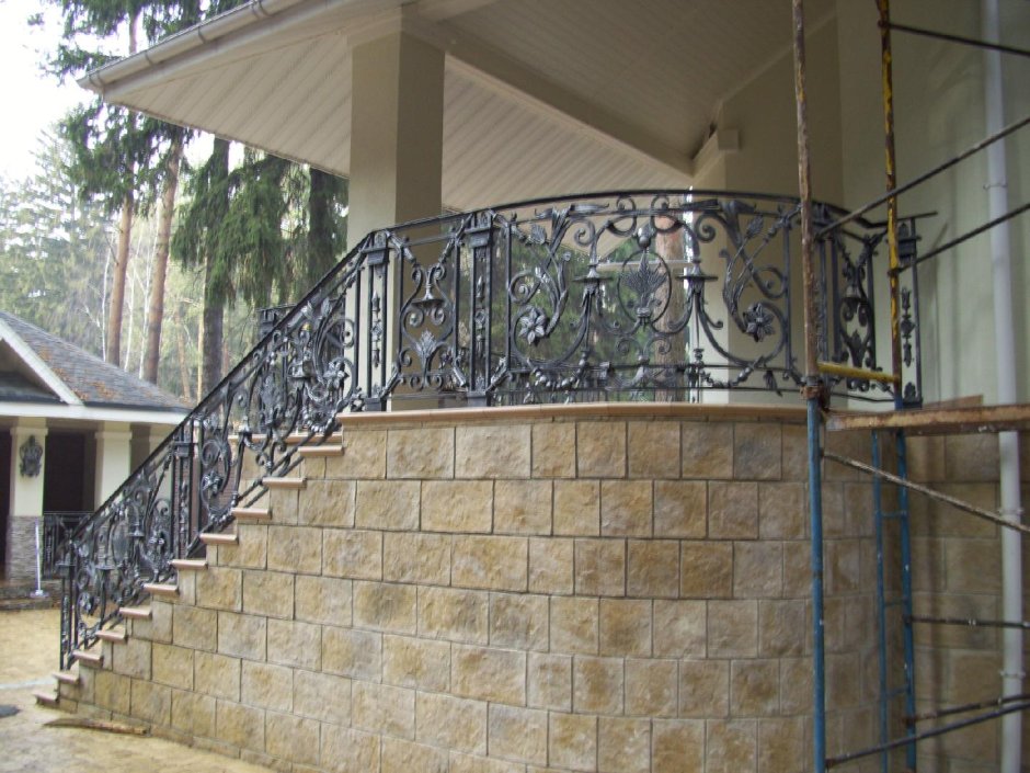 Кованый балкон с лестницей