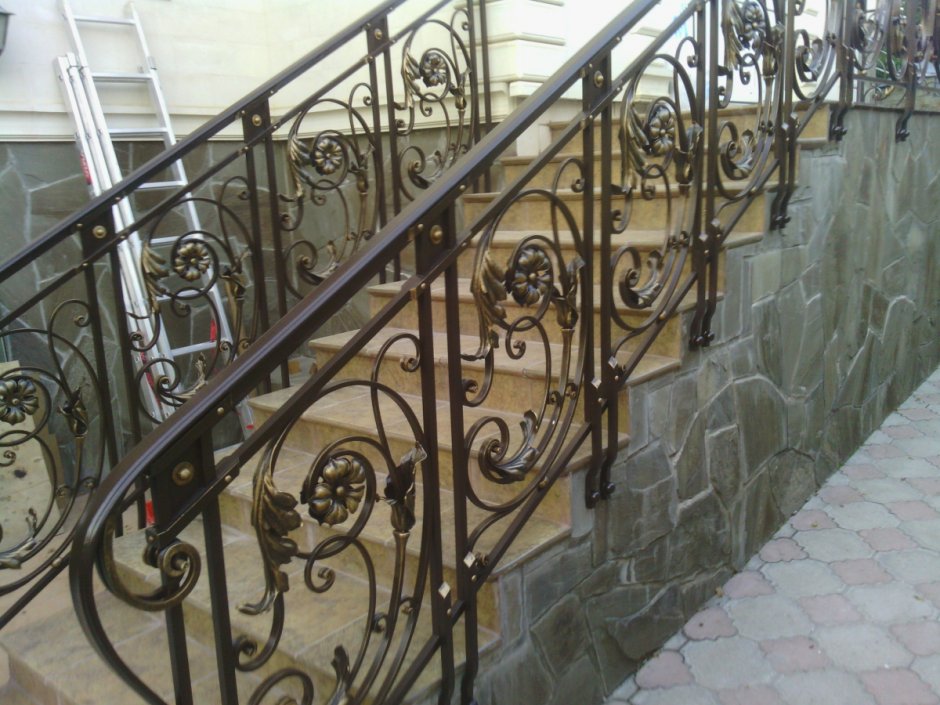 Перила кованые для лестницы на улице