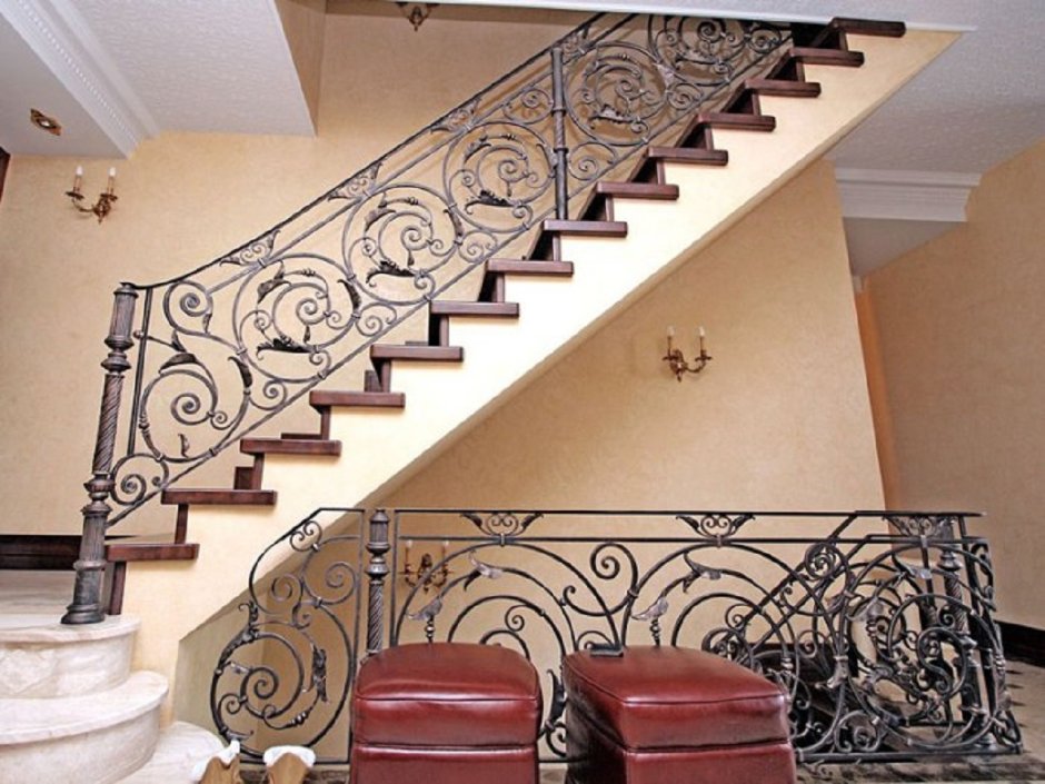 Перила кованые для лестницы в доме