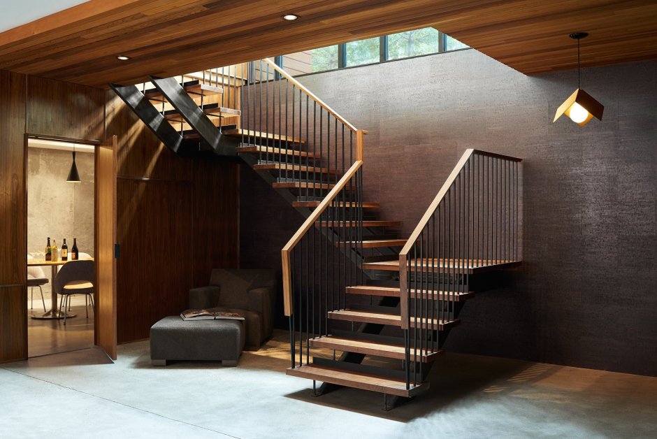 Дизайн стыка гостиной и лестницы