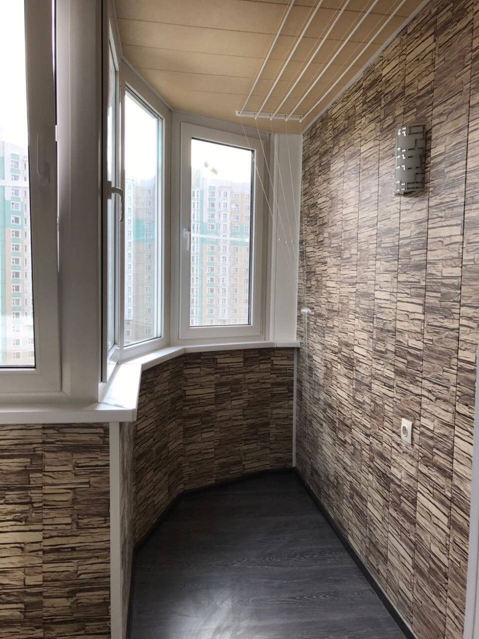 Отделка балкона кварцвинилом