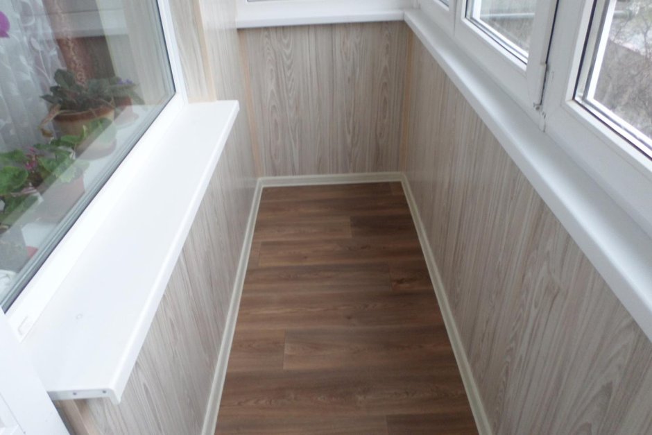 Современная отделка балкона