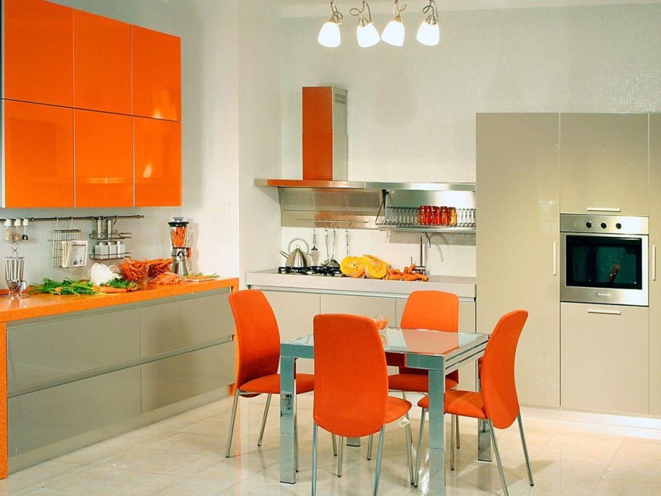 Белая кухня с оранжевыми акцентами