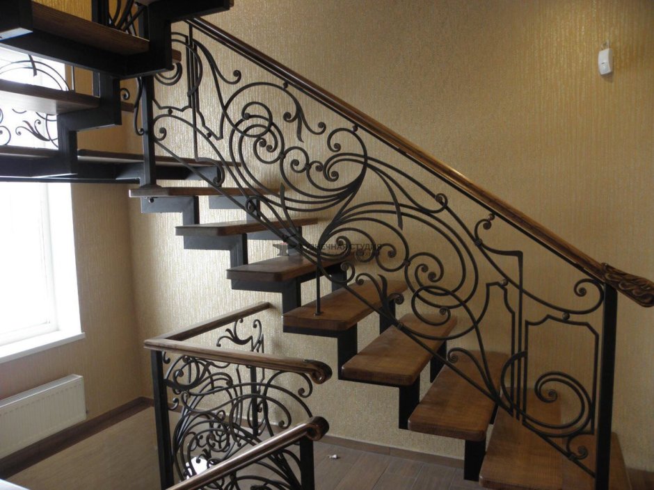 Кованые лестницы в интерьере гостиной