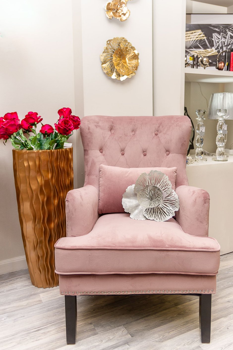 Розовое велюровое кресло в интерьере