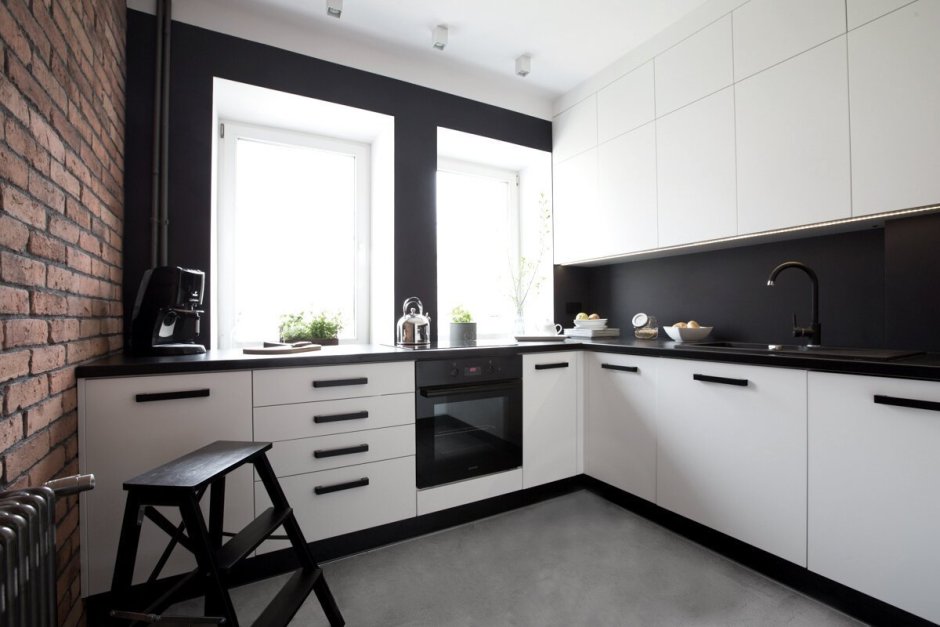 Кухня белый глянец с черными ручками