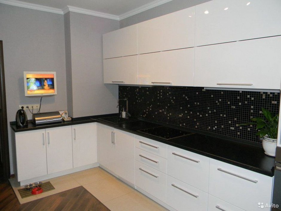 Черно белая кухня 10 метров