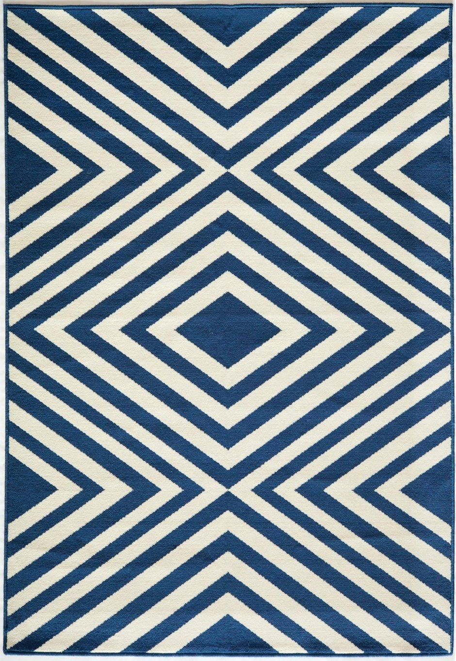 Синий ковер с геометрическим узором