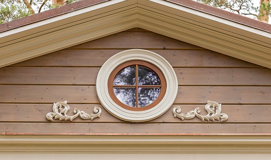 Одноэтажный дом с деревянным фронтоном