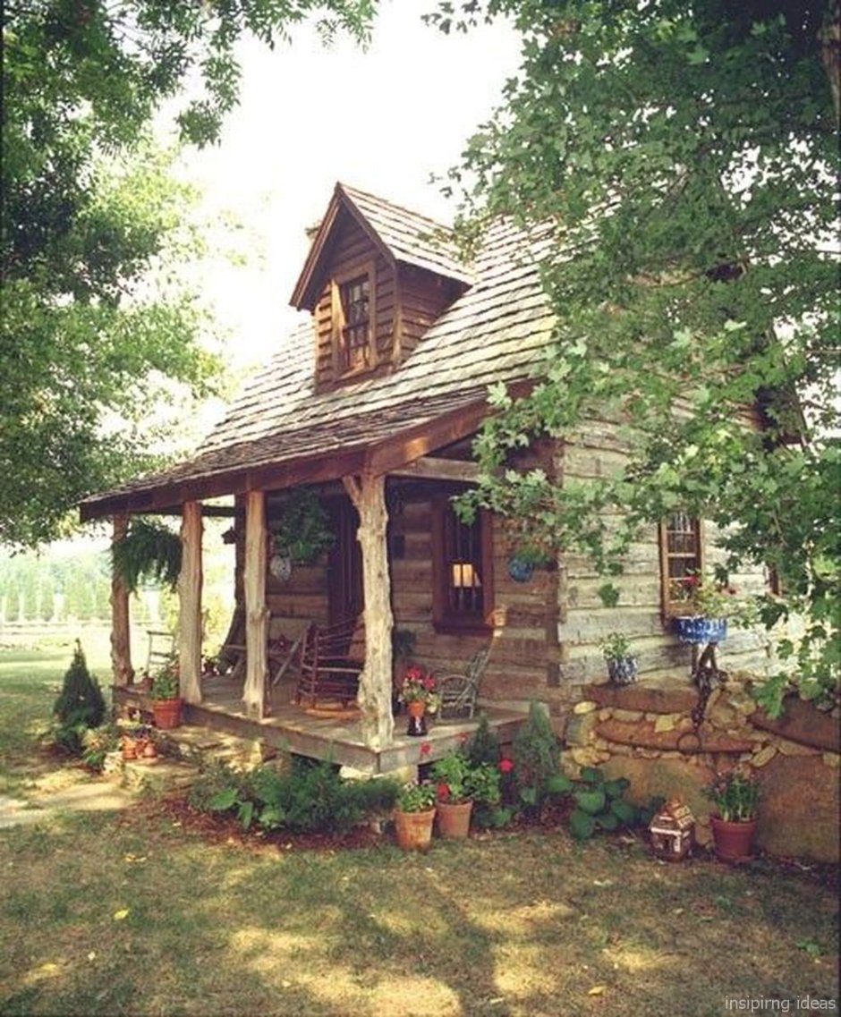 Двор деревенского дома