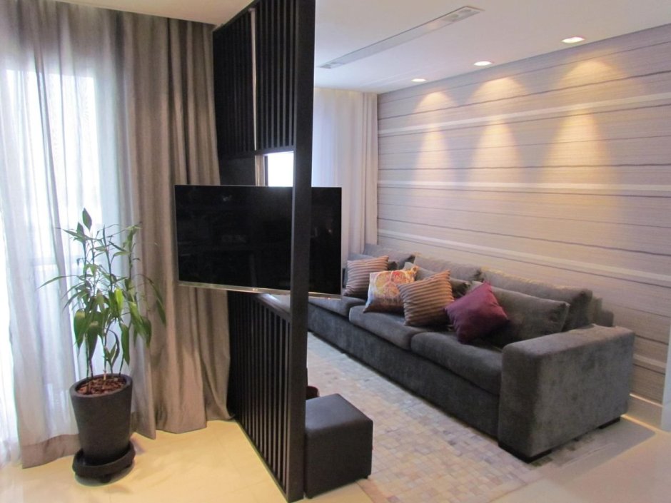Телевизор на рейках в гостиной в современном стиле