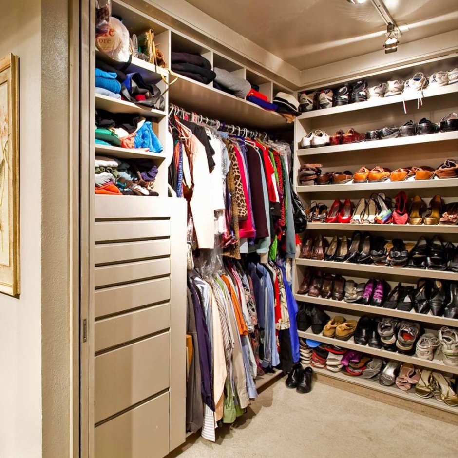 Гардеробная комната для верхней одежды и обуви