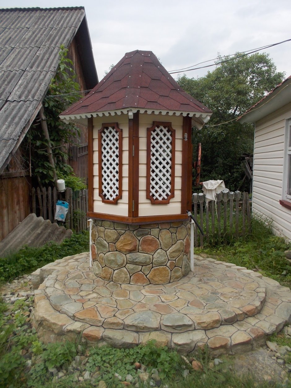 Оригинальный домик на колодец