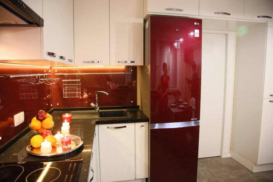 Холодильник в кухонном гарнитуре