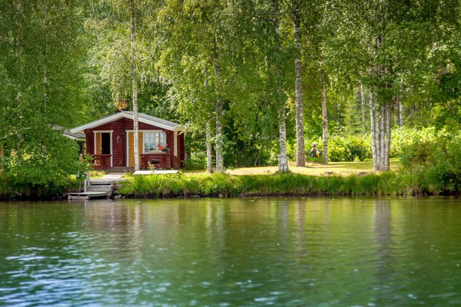 Дом на берегу лесного озера