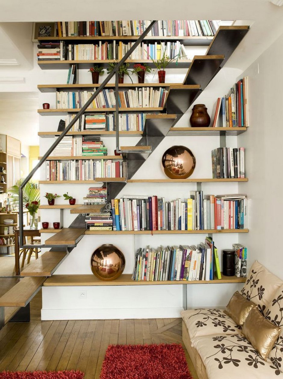 Лестница с полками для книг