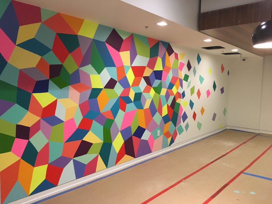 Разноцветные стены в школе