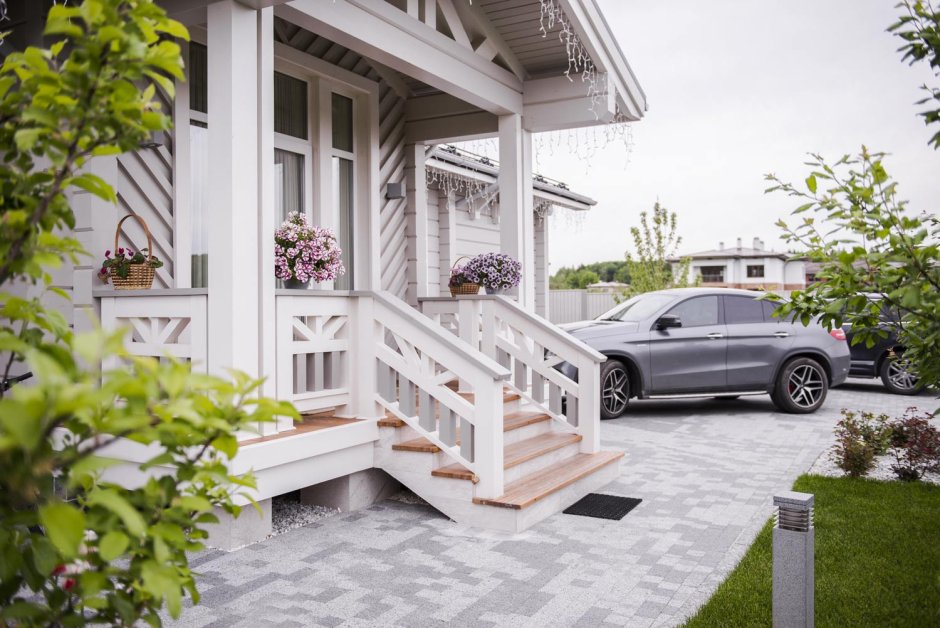 Крыльцо из белого кирпича