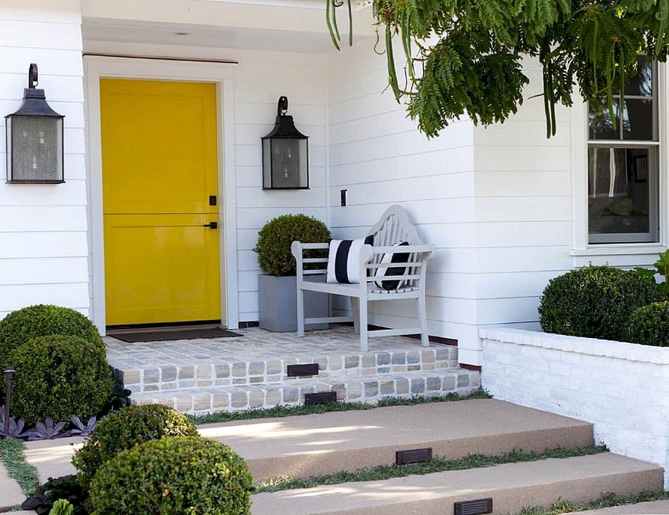 Лавочка крыльца и цветы