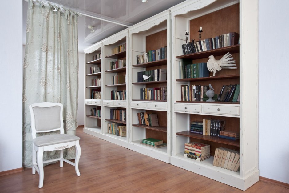 Стеклянный шкаф для книг