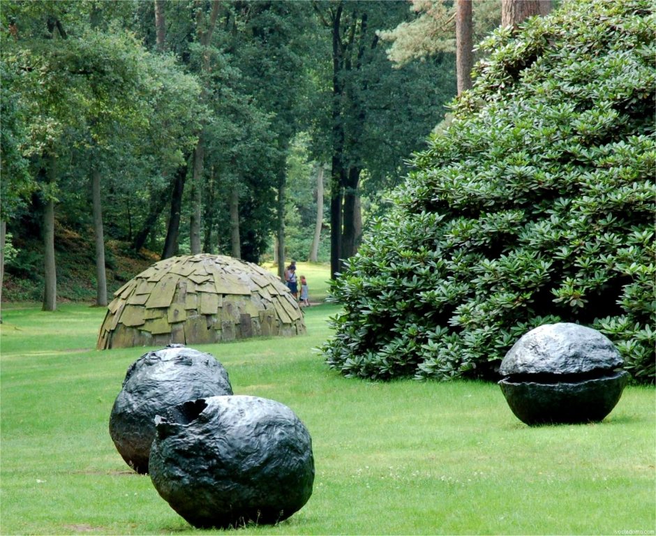 Сад камней на газоне