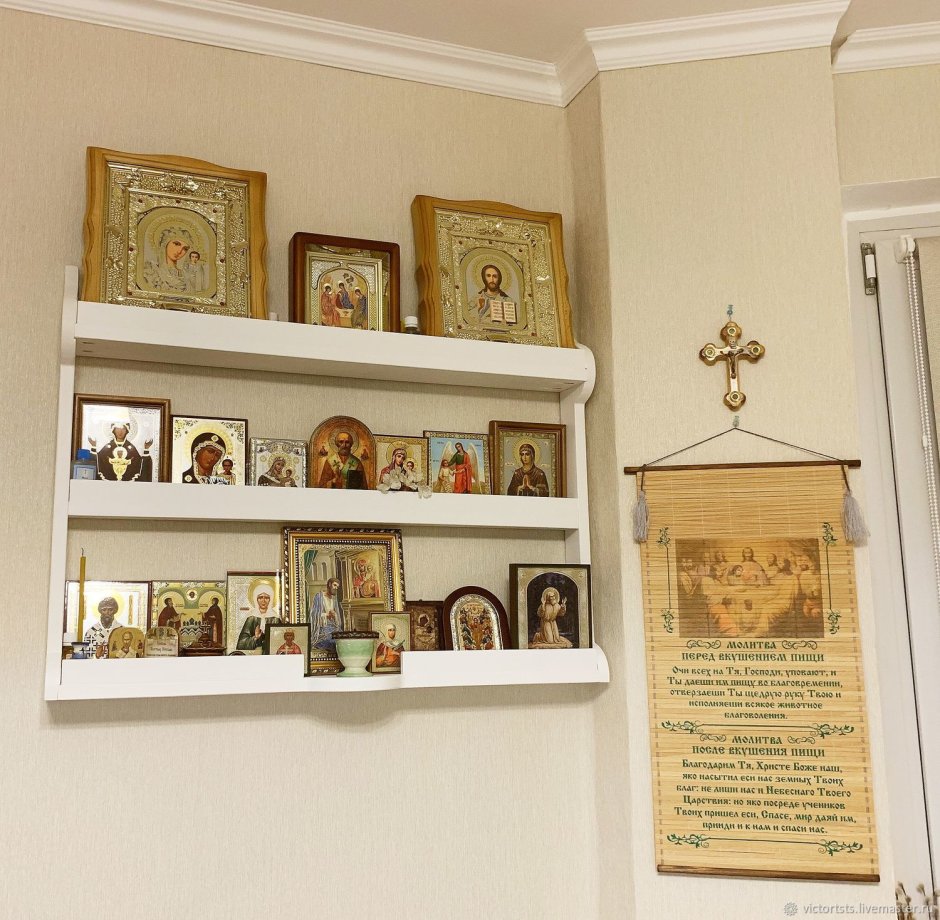 Полка с иконами в интерьере