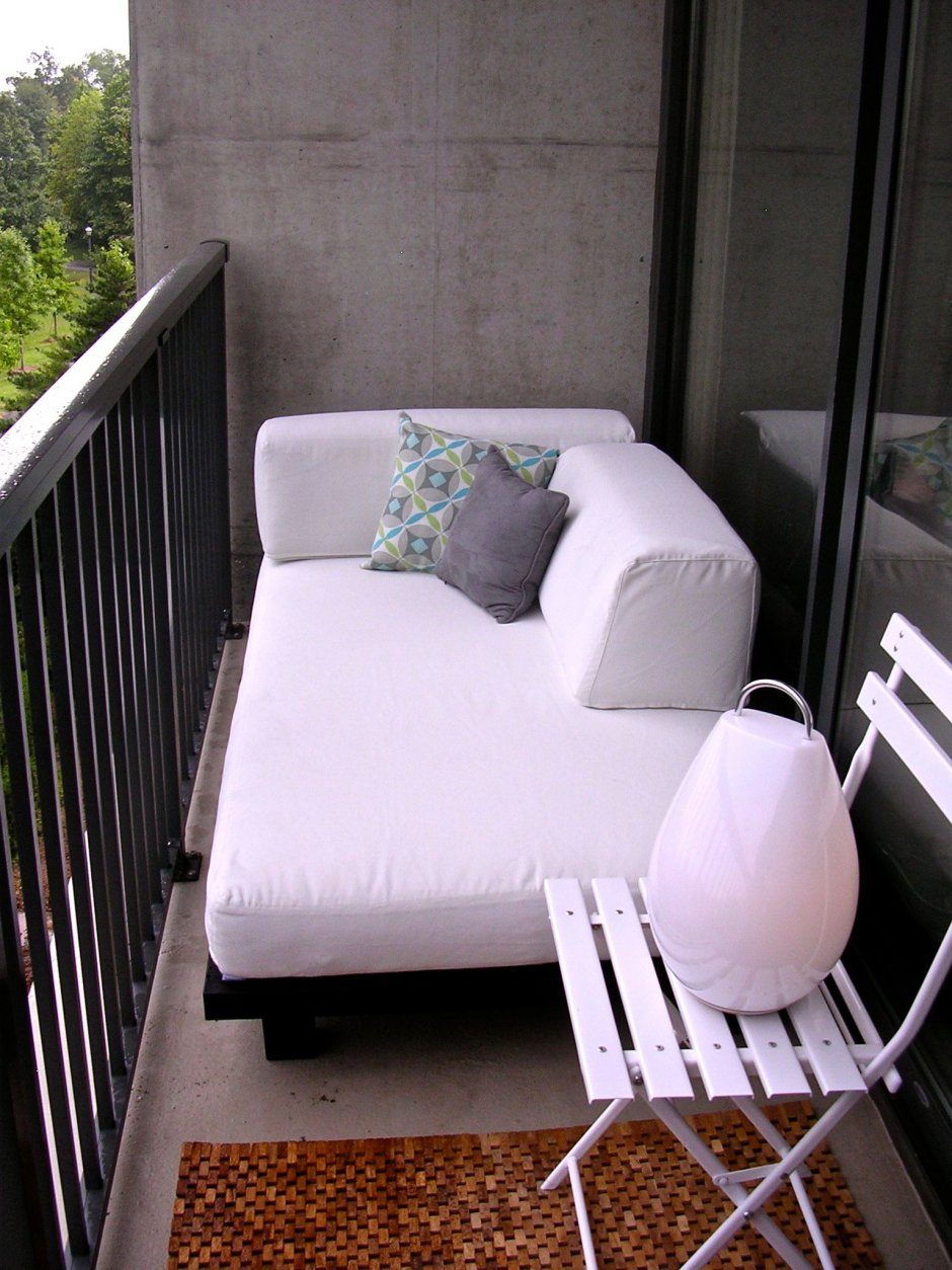 Узкий диван на балкон