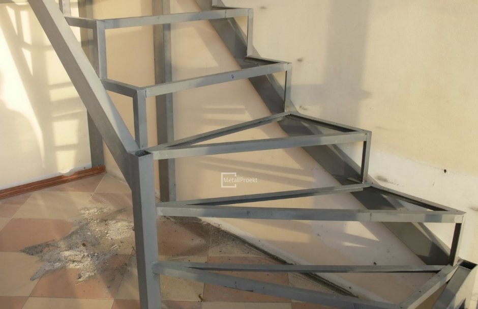 П образная лестница на металлокаркасе с забежными ступенями
