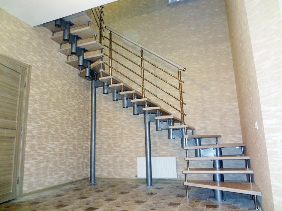 Лестница на второй этаж с забежными ступенями