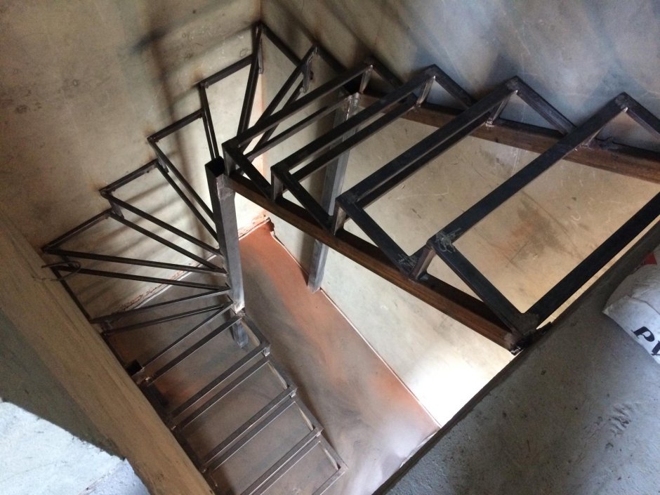 Лестница с забежными ступенями на 180 на второй этаж из металла