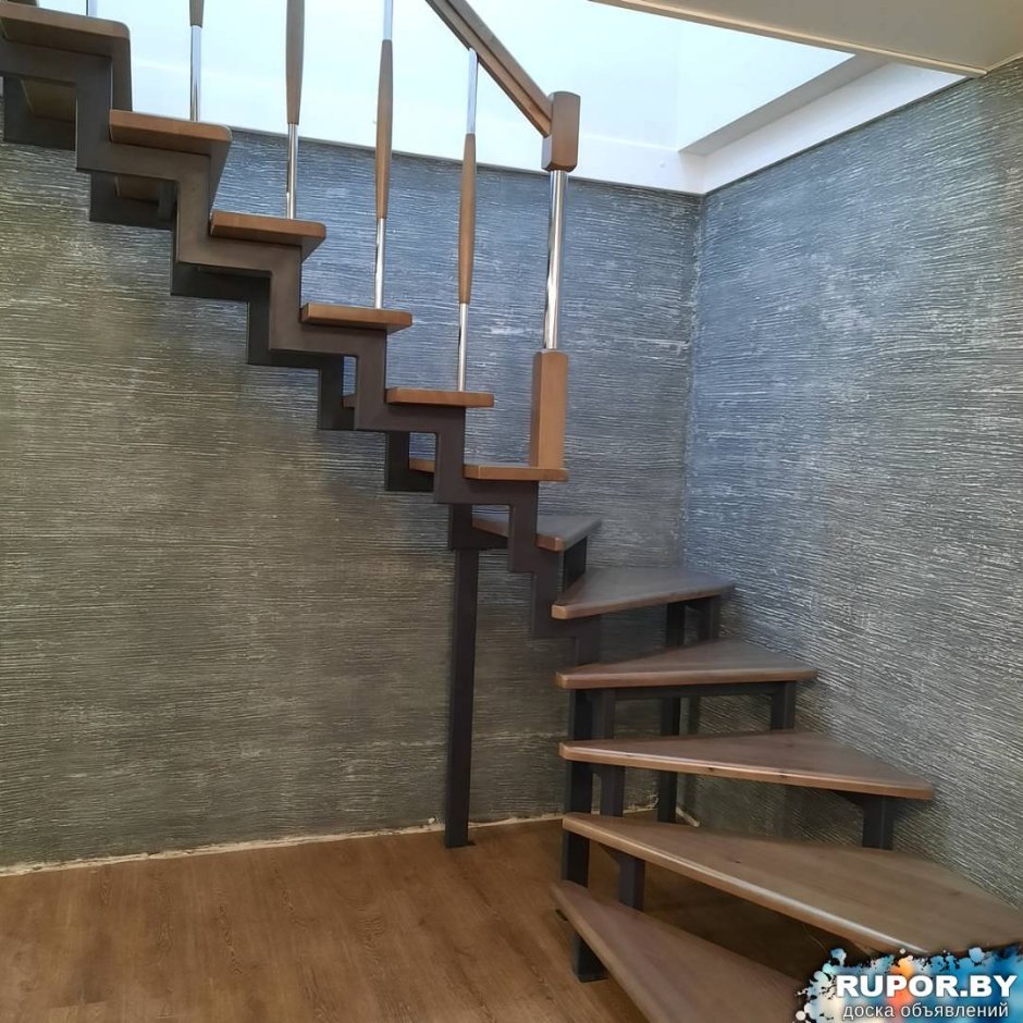 Лестница с забежной ступенькой в современном стиле