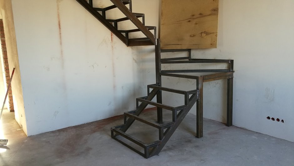 Монтаж ступеней на металлический каркас лестницы