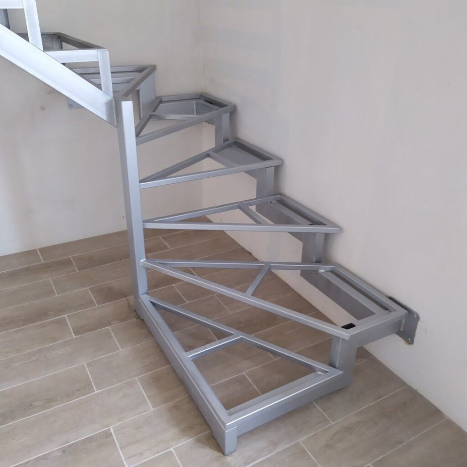 Кованная лестница с забежными ступенями