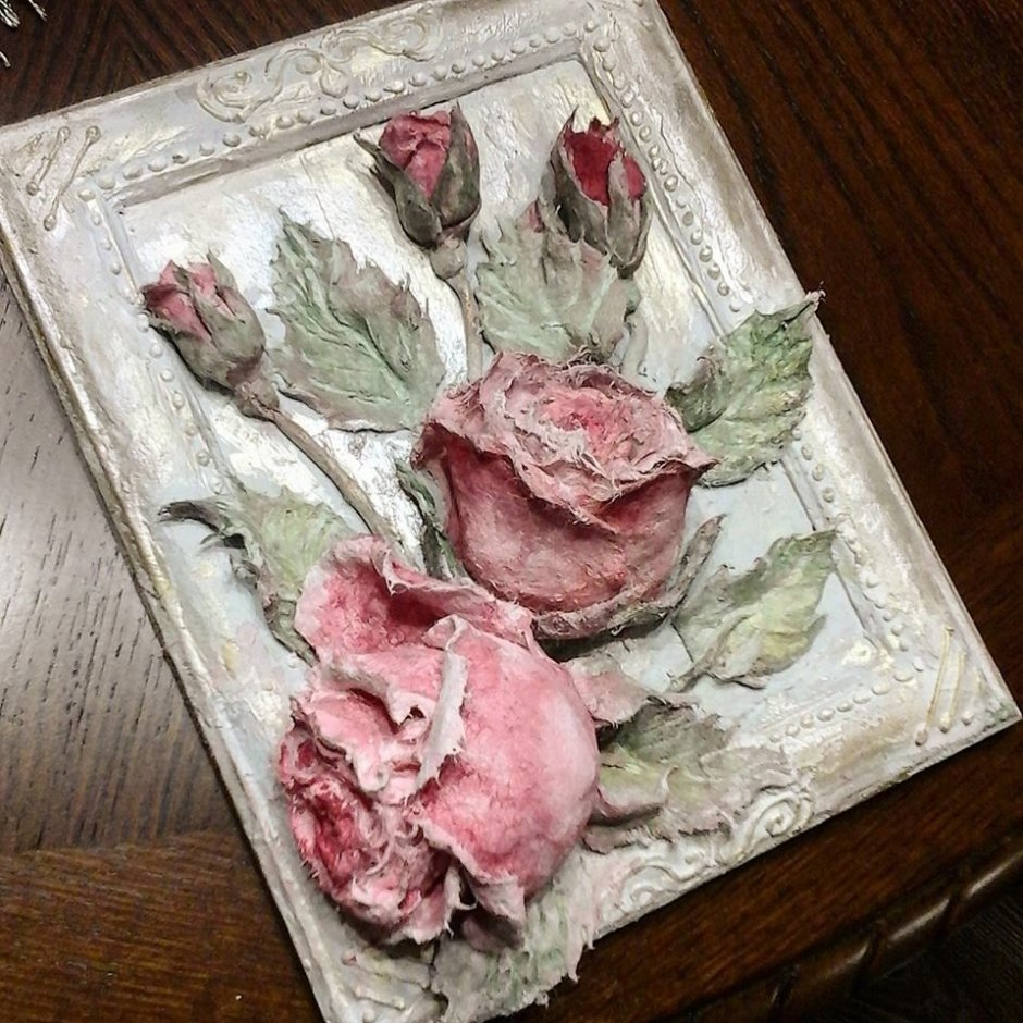 Розы на стене из декоративной штукатурки