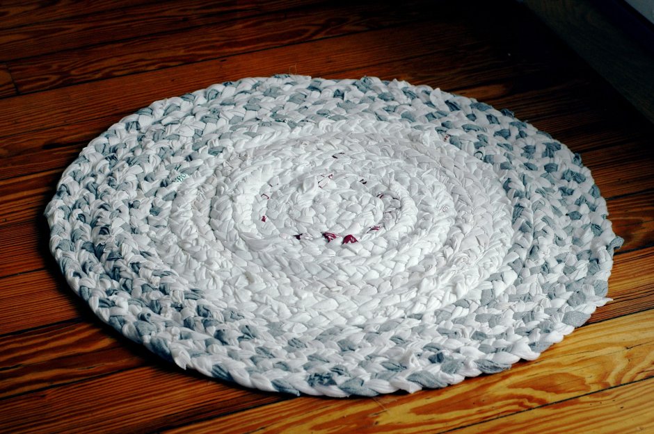 Круглый коврик из косичек