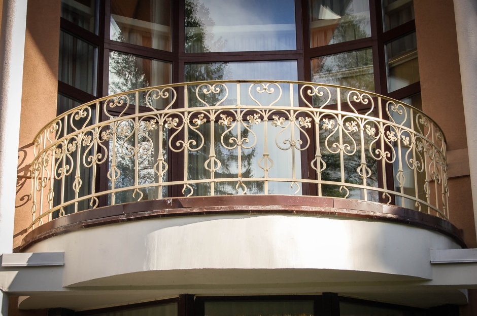 Кованый полукруглый балкон