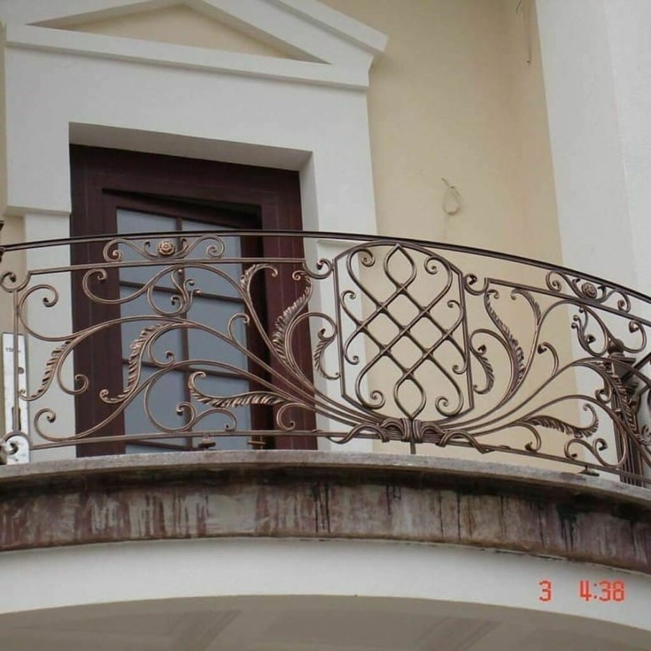 Кованые перила балкона или террасы