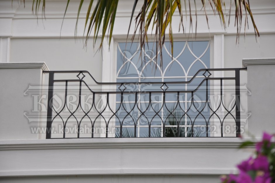 Кованые французские балконы в современном стиле